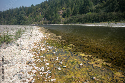 Fotografija The Eel River Flowing Through the Avenue of the Giants in Humboldt County, Calif