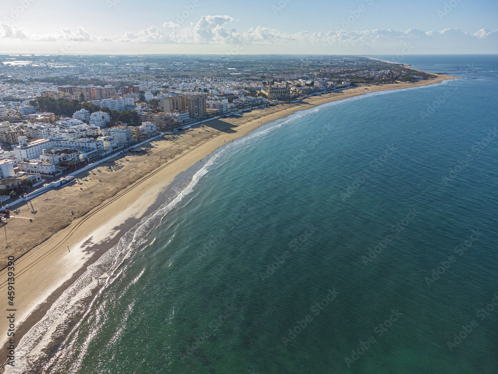 Foto aérea desde el mar de Chipiona, un pueblo costero de la provincia de Cádiz en Andalucía (España).