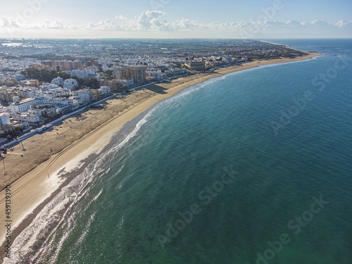 Foto aérea desde el mar de Chipiona, un pueblo costero de la provincia de Cádiz en Andalucía (España).