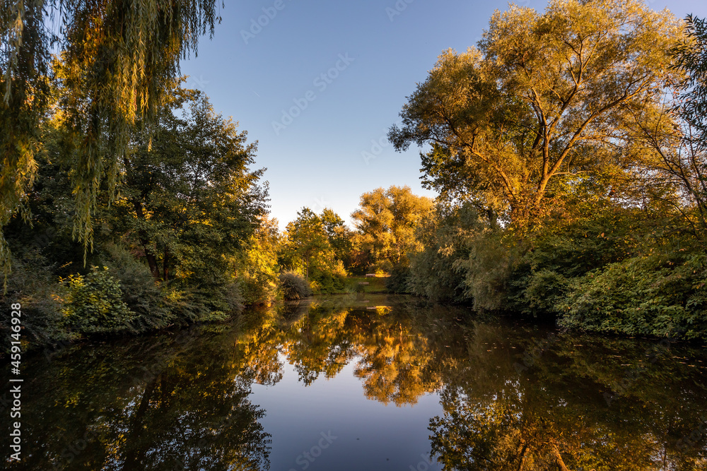 Herbstlandschaft am einem kleinen See, Weiher in Bayern