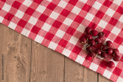 Cerezas en una mesa con uan mantel photo