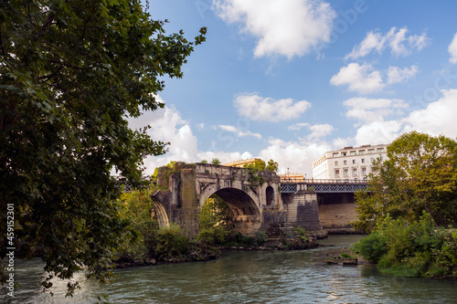 Εκτύπωση καμβά Along the banks of the Tiber River in Rome. Ancient bridges