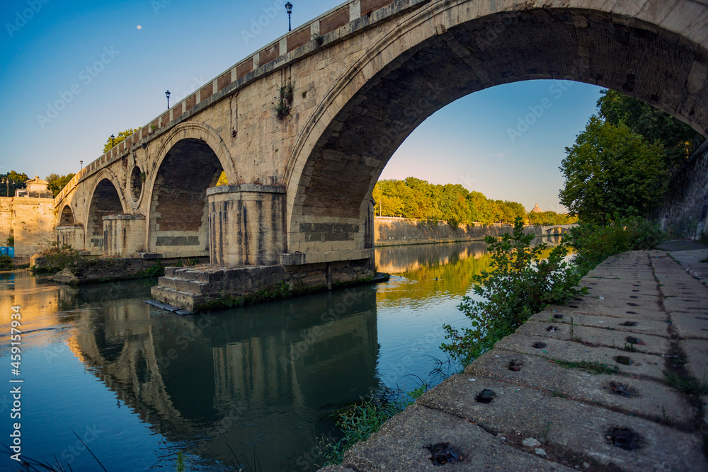 Lungo le sponde del fiume Tevere a Roma. Ponti antichi e scorci meravigliosi