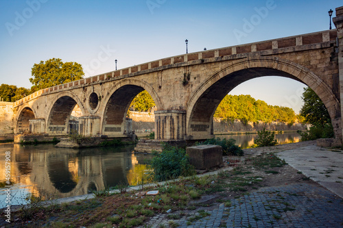 Lungo le sponde del fiume Tevere a Roma. Ponti antichi, castel sant'angelo