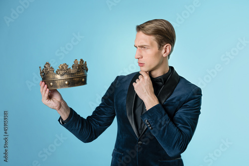 Bild auf Leinwand Get the crown, the concept of leadership and gaining privileges