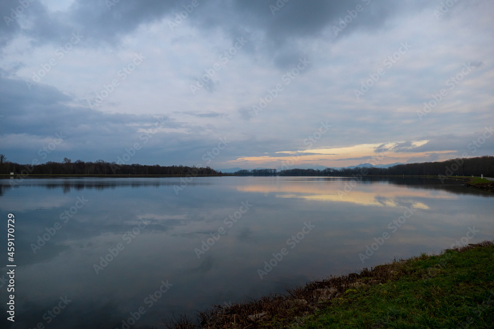 Gewitterstimmung mit Sonnenuntergang am Rhein bei Iffezheim