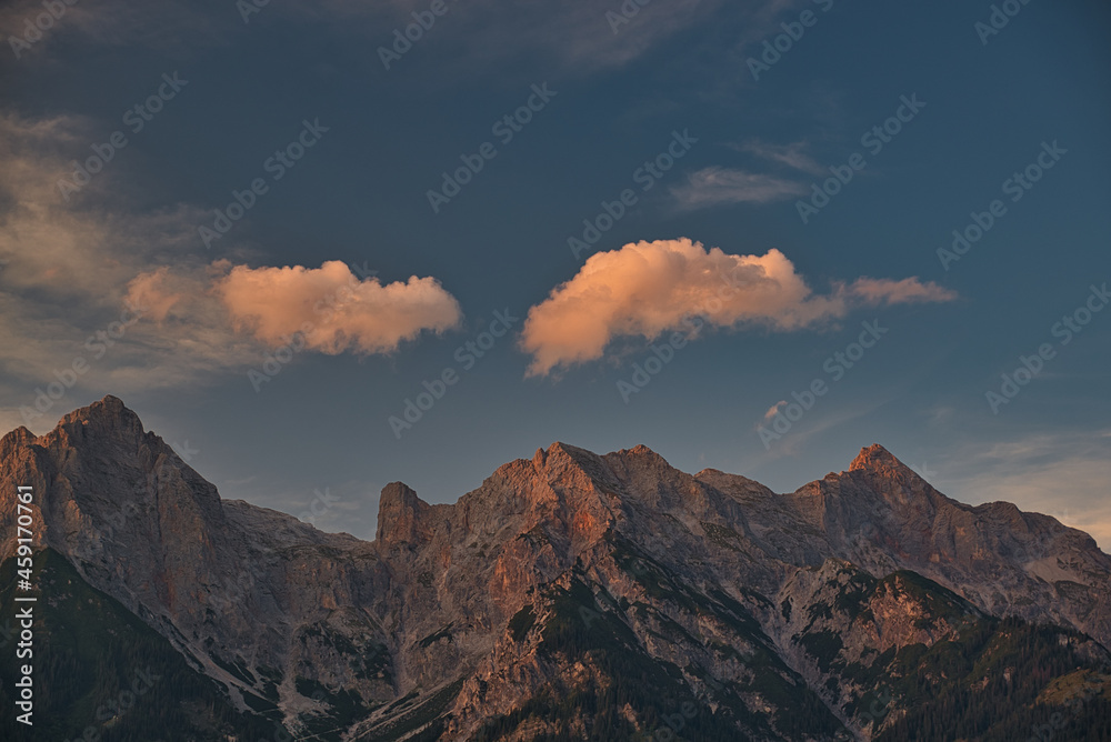 das steinerne meer im sonnenuntergang mit alpenglühen unter dramatischen wolken himmel, sunset with alpenglow in austrian alps