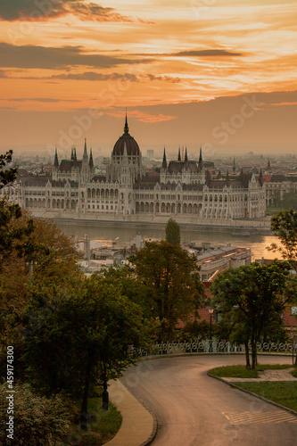 Vue sur les rues et le parlement de Budapest au lever du soleil