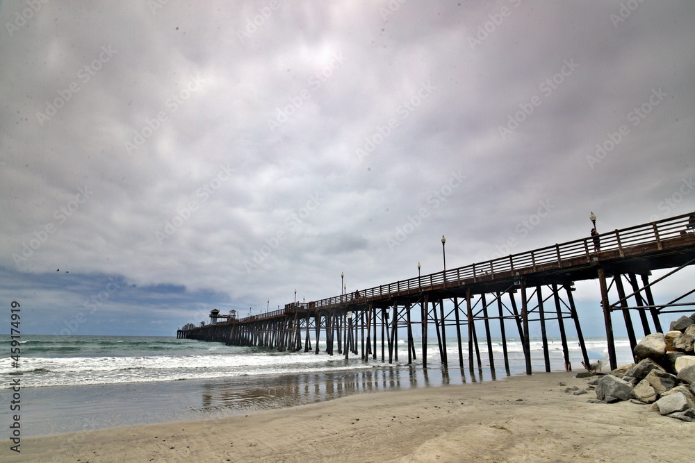 Fototapeta premium Langes Holzpier am Pazifik in Südkalifornien