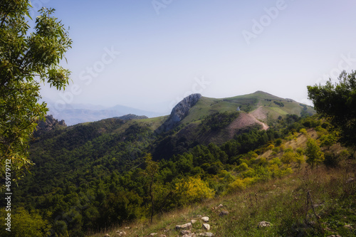 Rocca Busambra - Berg in der Mitte von Sizilien im Ficuzza Wald im September