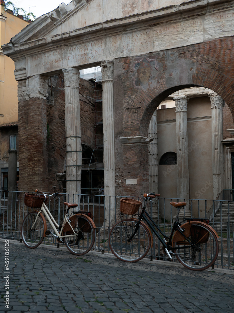 biciclette parcheggiate di fronte al Portico D'Ottavia. Roma, quartiere ebraico