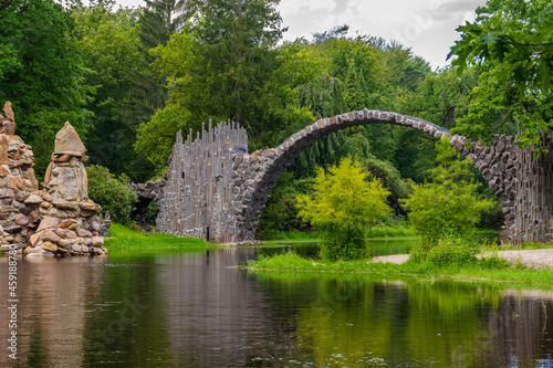 der Kromlauer Park in Sachsen mit der berühmten Rakotzbrücke