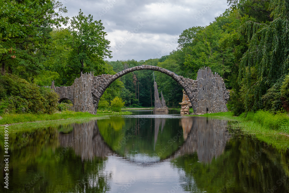 der Kromlauer Park in Sachsen mit der berühmten Rakotzbrücke der Kromlauer Park in Sachsen mit der berühmten Rakotzbrücke