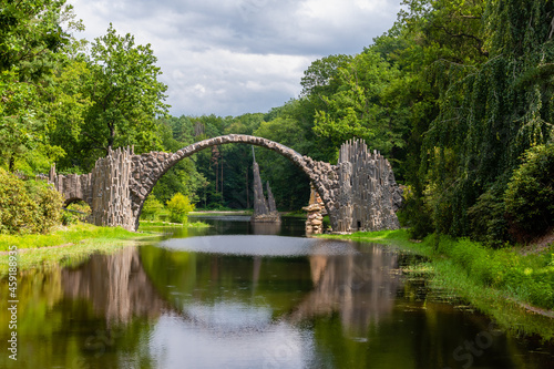 der Kromlauer Park in Sachsen mit der berühmten Rakotzbrücke © Jørgson Photography
