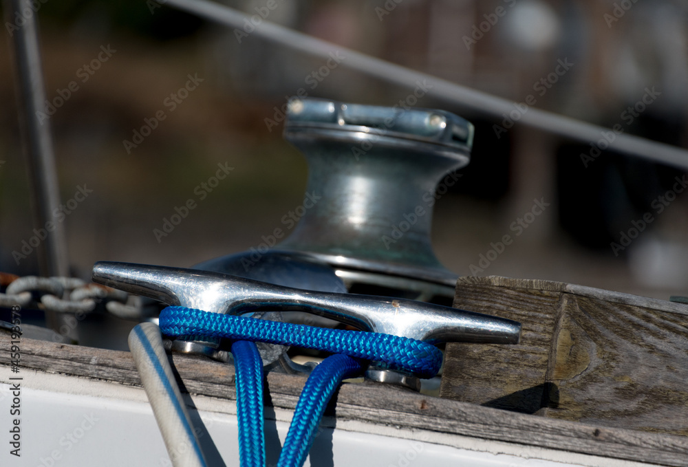 Obraz premium Blue rope on a roller of a boat docked in Port Ludlow harbor