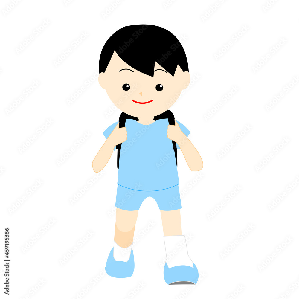 正面に向かって歩く半袖姿の男の子