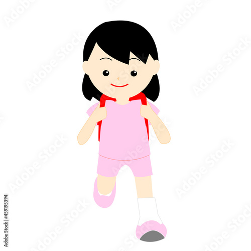 正面に向かって走る半袖姿の女の子
