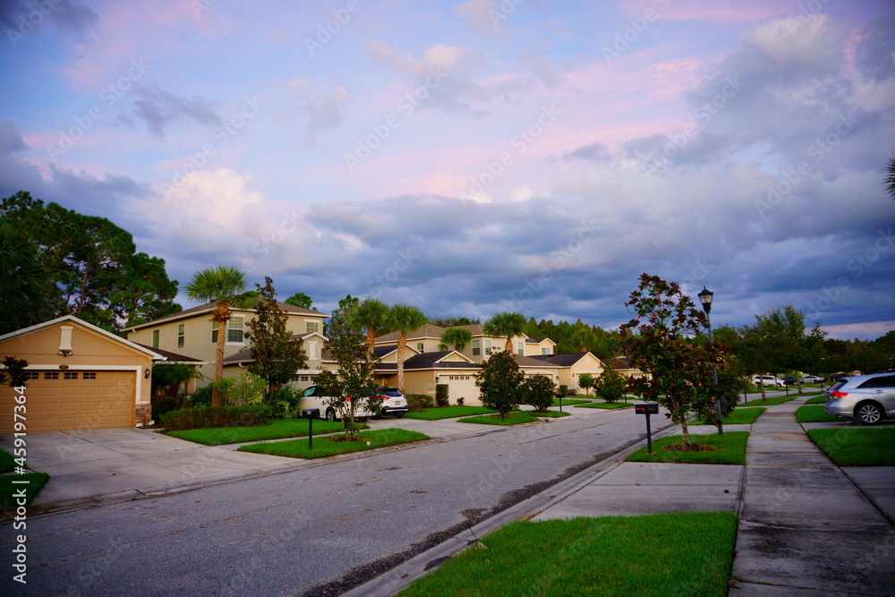 Obraz premium Thunderstorm cloud above a Florida community