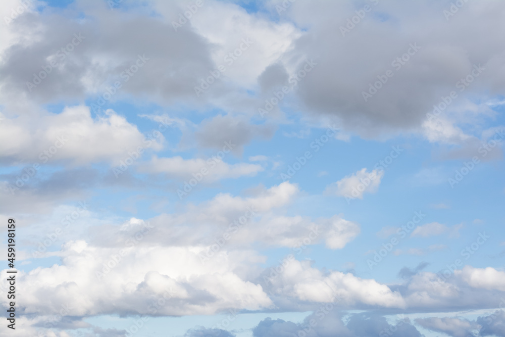 Ciel bleu clair avec nuages