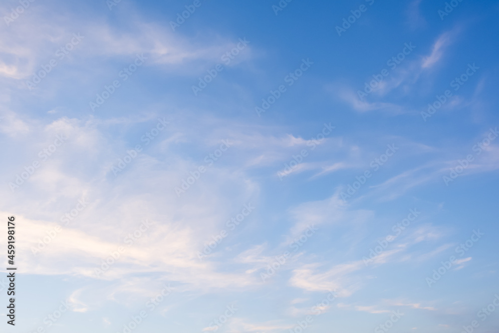 Ciel bleu avec trainées de nuages