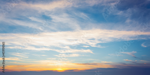 Ciel bleu et orangé au coucher de soleil © Léna Constantin