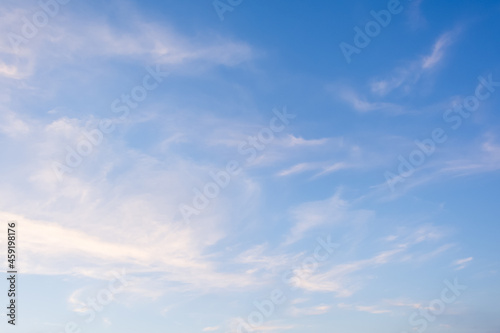Ciel bleu avec train  es de nuages