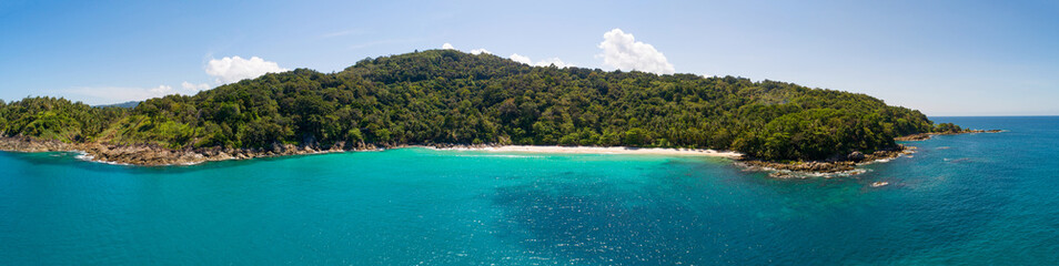 Crédence de cuisine  Aerial view drone shot Amazing panorama Freedom beach at phuket island beautiful island in thailand Amazing High angle view Island seashore with blue sky cloudy sky background Travel holiday Concept  © Panya