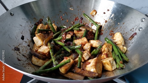 Fotografía Stir Fry String Beans and Eggplant in Oyster Sauce in a Wok