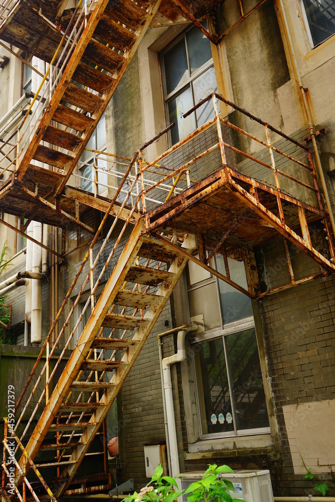 Fototapeta premium Vintage outdoor staircase - 古い外階段