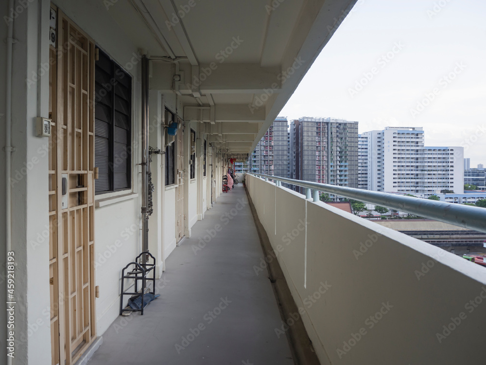 Obraz premium Perspective view of a common walkway with residential apartments on the side