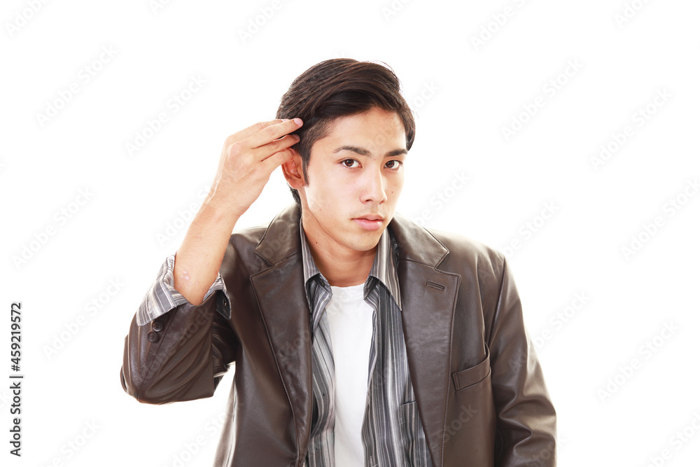 ヘアーセットをしている男性