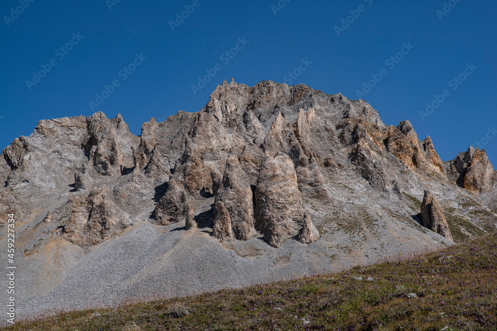 Mountain landscape with a rock arch in summer in the French Alps à Tignes	