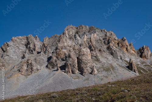 Mountain landscape with a rock arch in summer in the French Alps à Tignes 