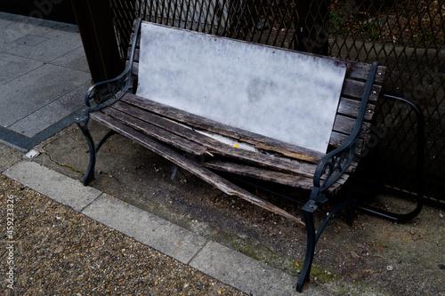 壊れたベンチ