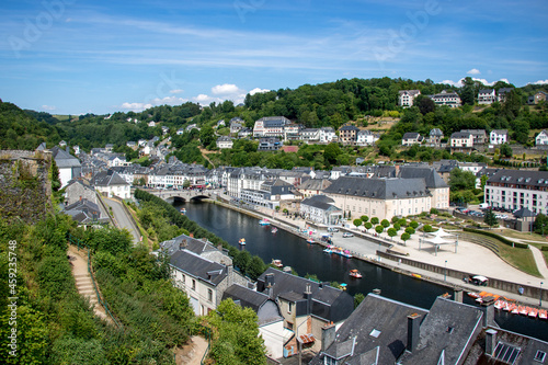 Vue de la ville de Bouillon sur les berges de la Semois en Wallonie (Belgique)