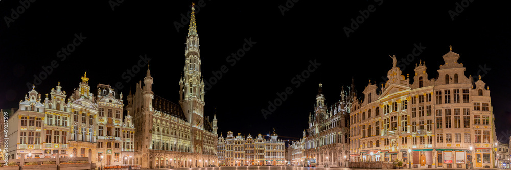 Panorama de la grand place de Bruxelles déserte illuminée en pleine nuit