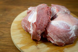 Mięso z łopatki wieprzowej bez kości. Surowe mięso leżące na drewnianej desce. Idealne mięso do gulaszu. 