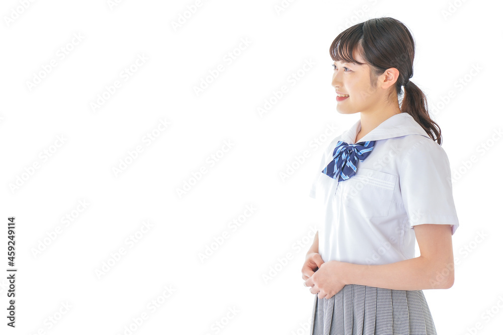 笑顔の若い制服姿の女子学生