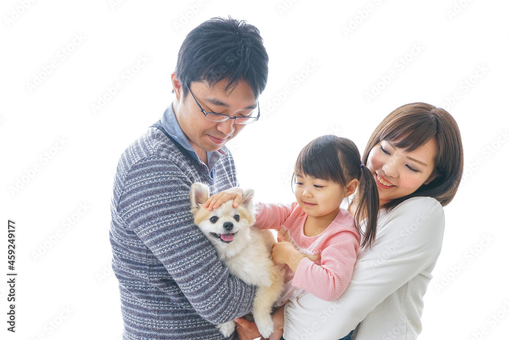 犬を飼う幸せなファミリー