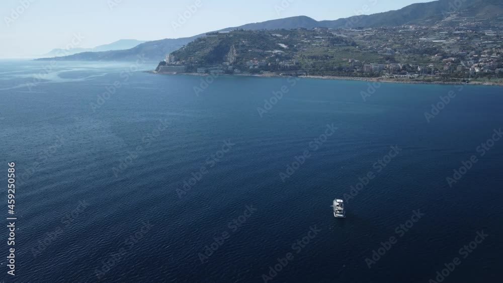 ripresa con drone dall'alto di barca a motore mentre orbita in torno e svela il paesaggio