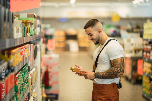 Wallpaper Mural Chico atlético fitness tatuado comprando en un supermercado Torontodigital.ca
