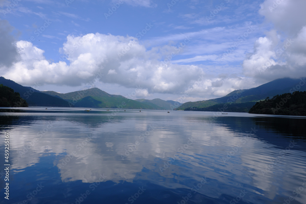 Fototapeta premium 箱根芦ノ湖の広角風景