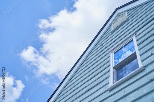 青空と家の屋根