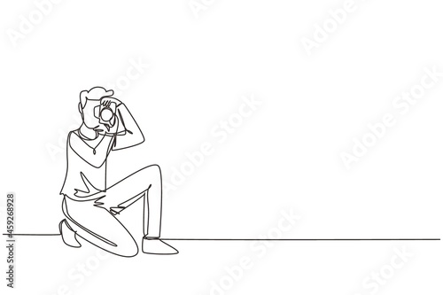 Continuous one line drawing happy photographer is taking photo using dslr camera. Male character standing full length and shooting. Studio photography. Single line draw design vector illustration