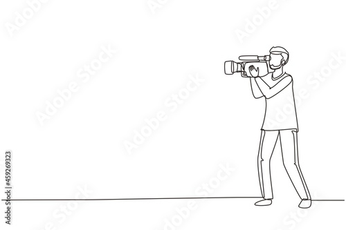 Continuous one line drawing professional camera operator holding big camera on shoulder. Arabian cameraman, reporter shooting TV content. Videographer job. Single line draw design vector illustration