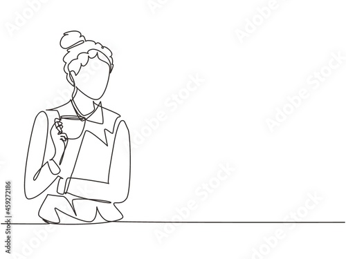 Continuous one line drawing business woman holding and drinking coffee cup sitting in the coffee shop. Business dress code. Enjoy relax time after office. Single line draw design vector illustration