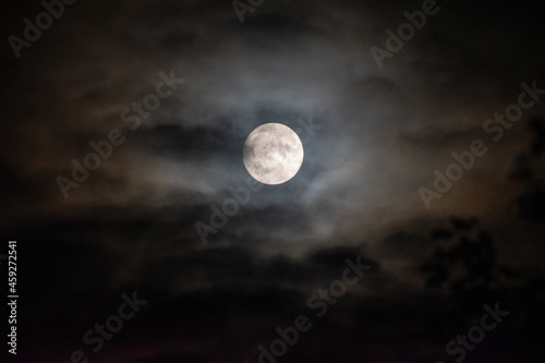 Lune nuageuse