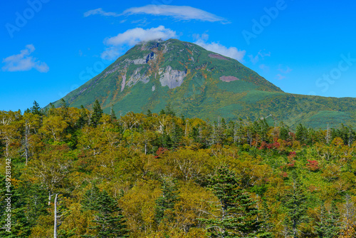 北海道・道東　羅臼湖入口からの紅葉の羅臼岳 秋　9月 © ibuki