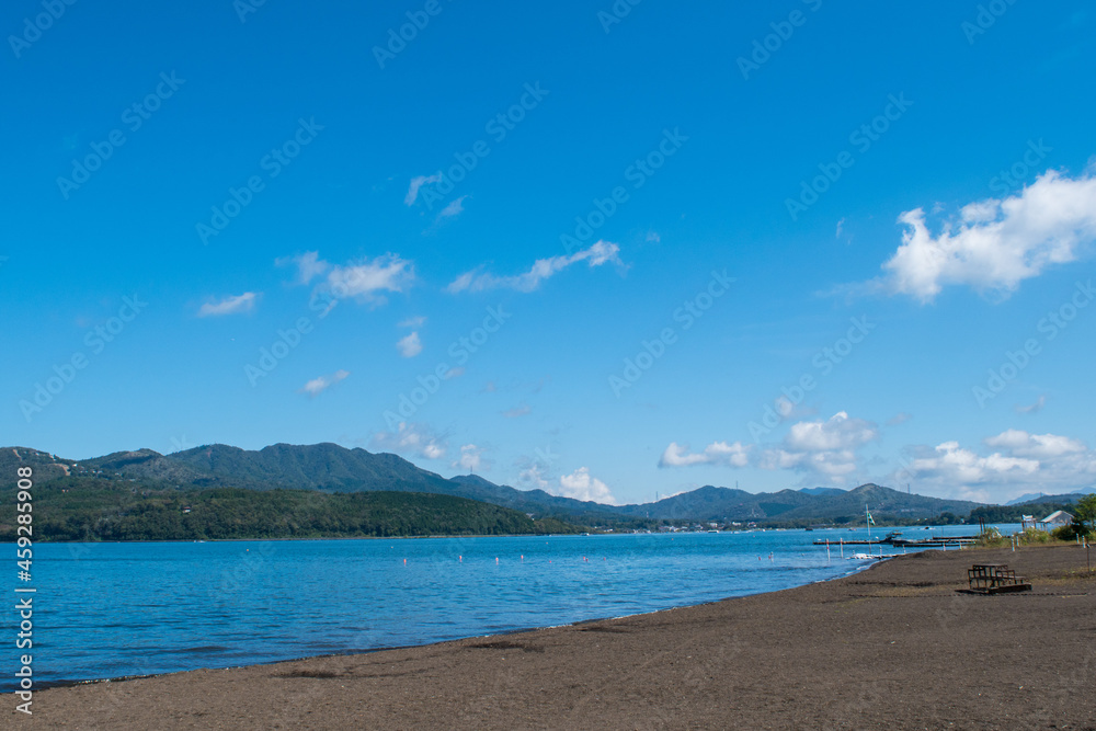 岸辺から見た山中湖