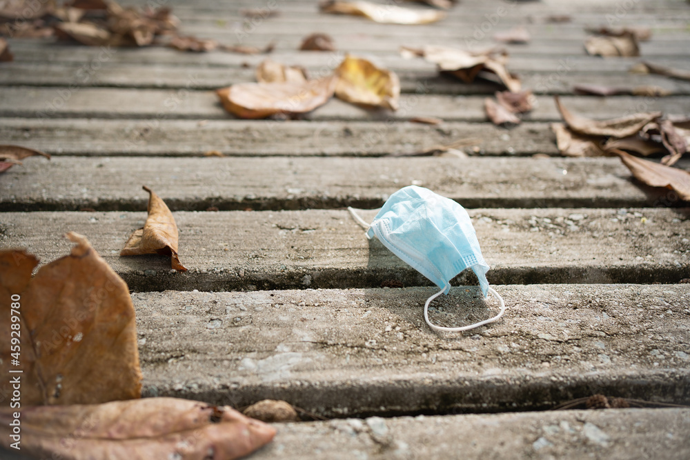 Masks were used for the anti-corona virus that was on the road. Discarding face mask on the floor. Masks were used for the anti-corona virus that was on the road. Discarding face mask on the floor.